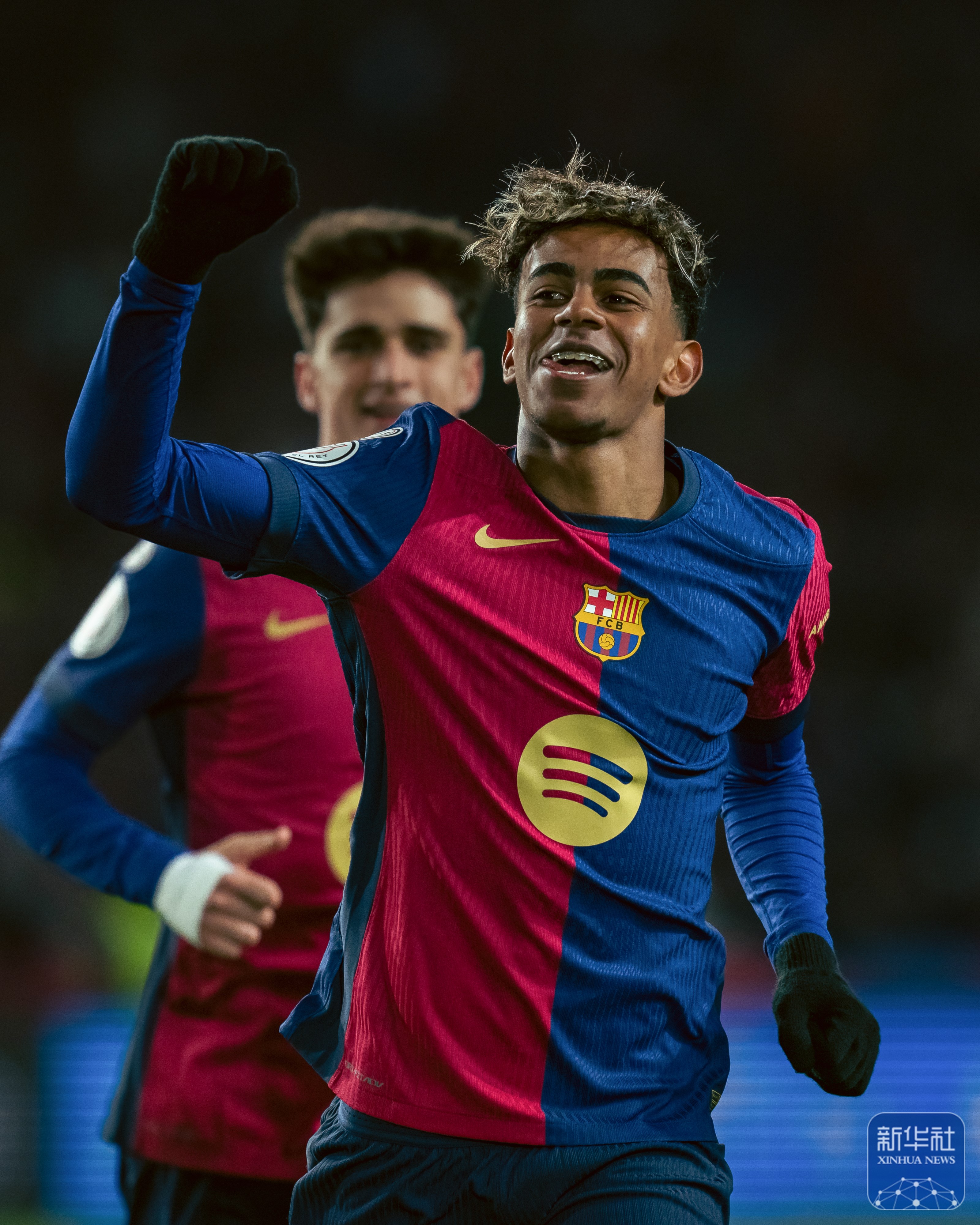 西班牙前锋豪取帽子戏法助球队夺冠