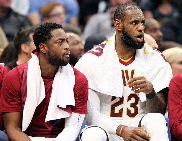 骑士队队员在场上相互配合赢得比赛