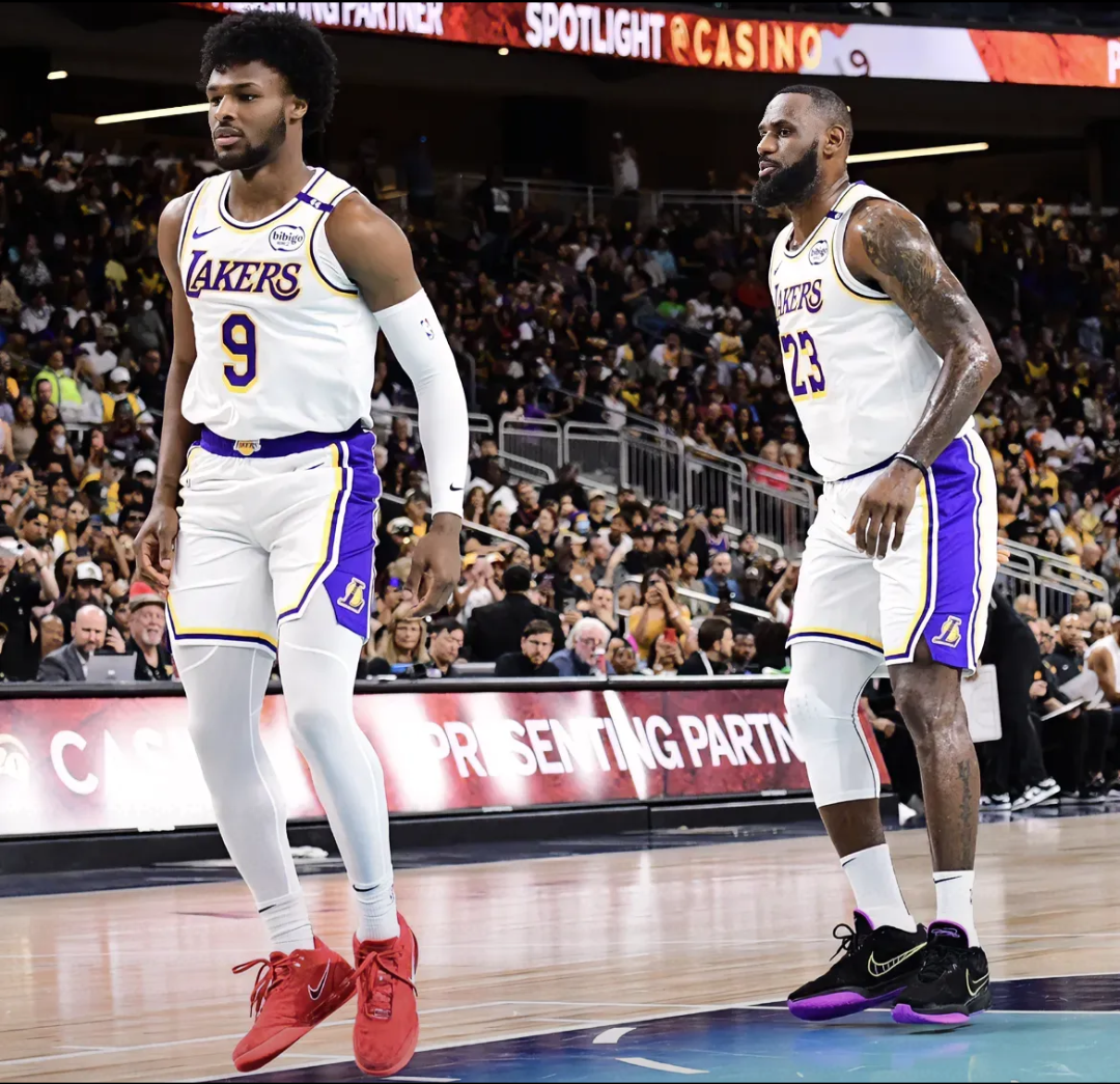 骑士队队员在场上相互配合赢得比赛