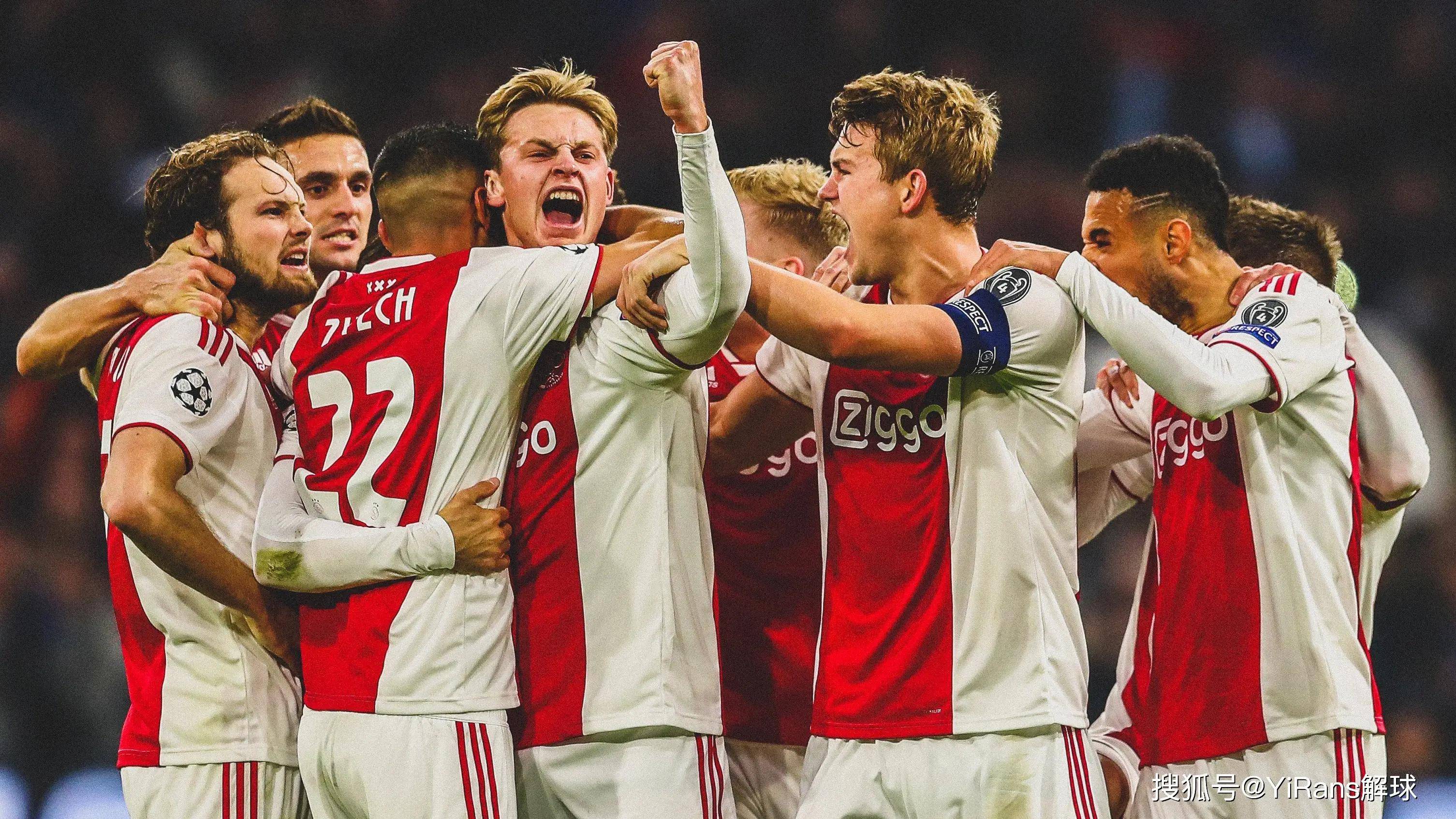 阿贾克斯一击晋级，欧冠赛场激情