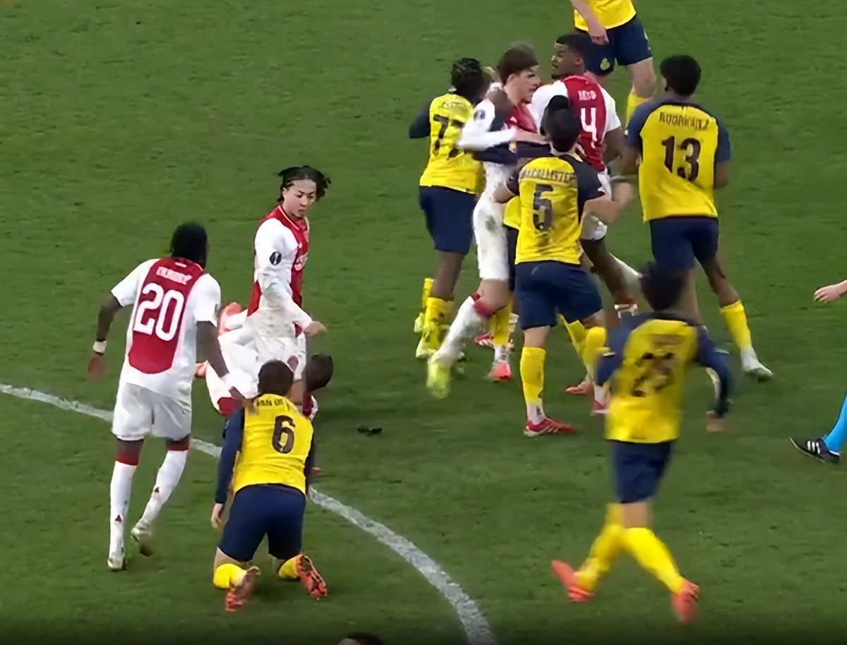 阿贾克斯一击晋级，欧冠赛场激情