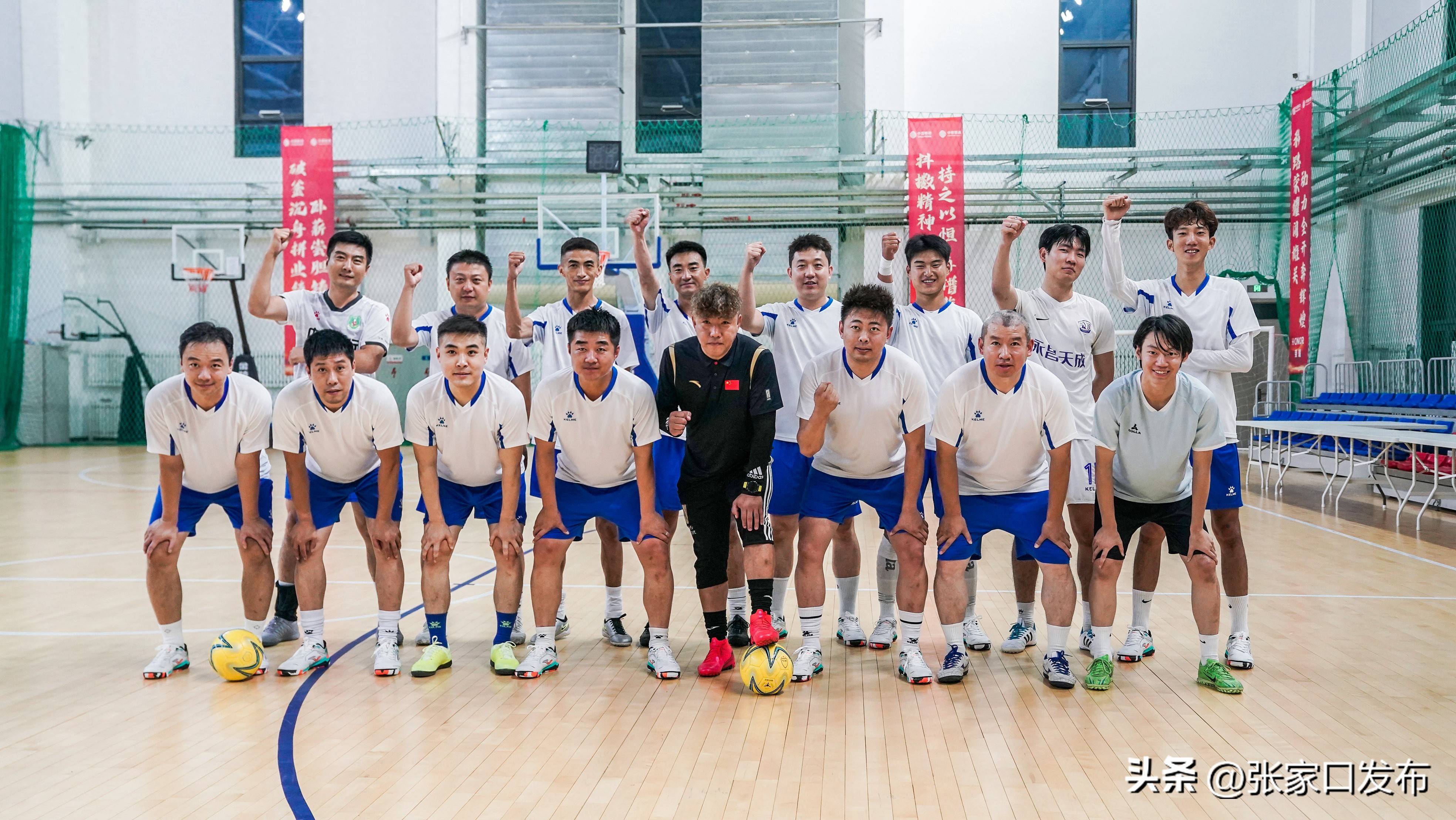 篮球赛场上热闹非凡，球迷欢呼不止