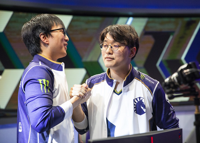 FLY轻取TL,CoreJJ操刀奇招英雄翻盘四强赛3:1(成都) FLY轻取TL,CoreJJ操刀奇招英雄翻盘四强赛3:1(成都)