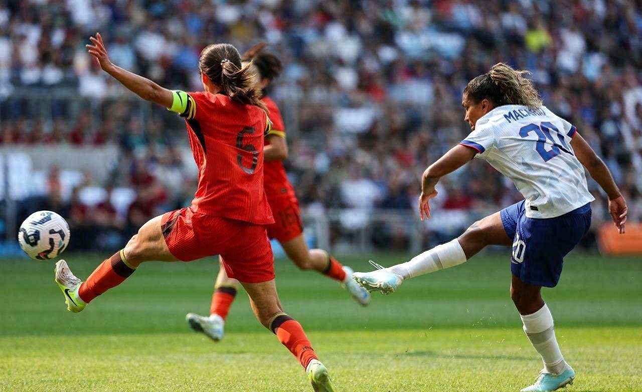 中国女足队员在热身赛中表现出色得到好评