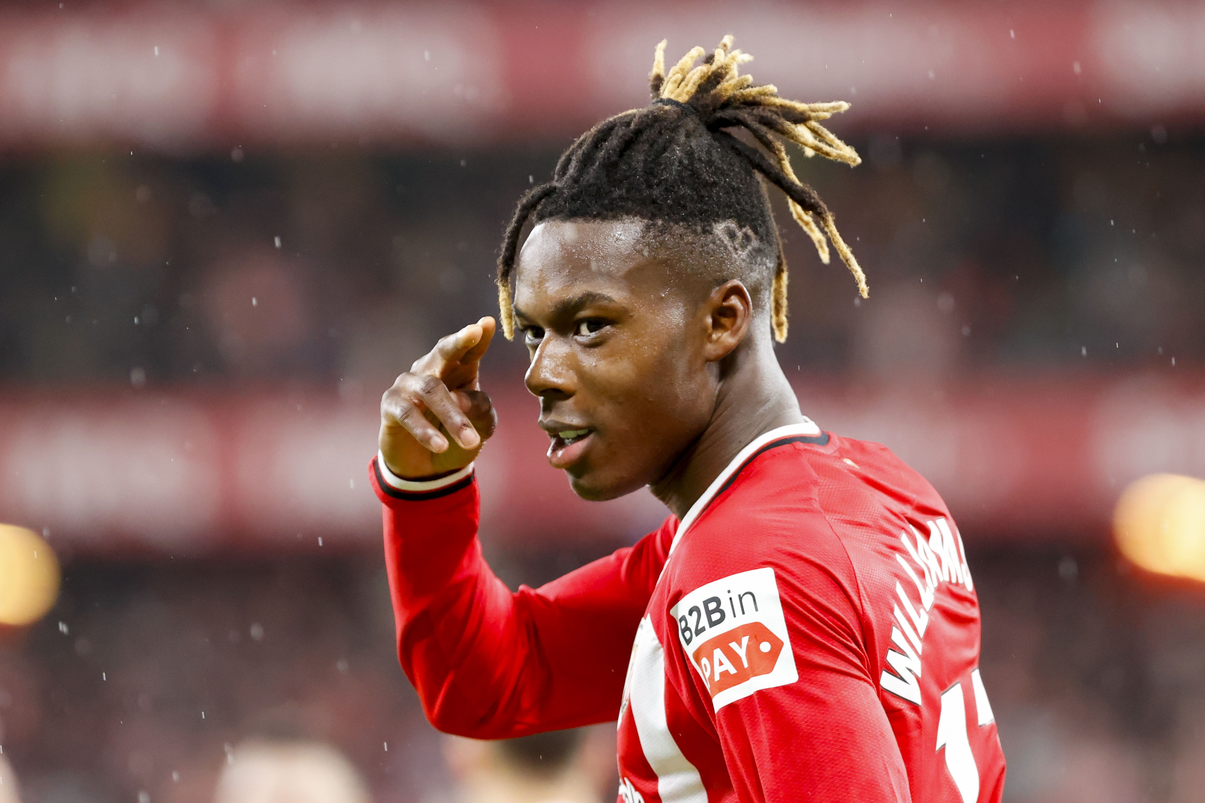 包含迎着风暴，运动员展现出色表现的词条