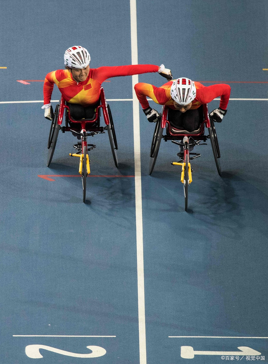 包含迎着风暴，运动员展现出色表现的词条